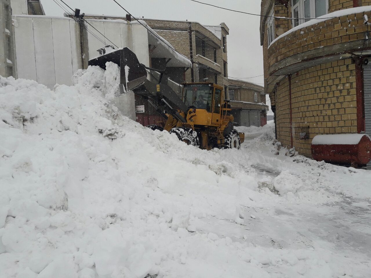 گزارش تصویری برف روبی توسط شهرداری میرآباد