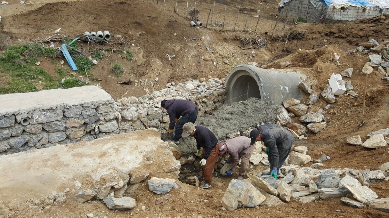 اجرای عملیات عمرانی ،  احداث دیوار حایل پروژه خیابان کشاورز شرقی
